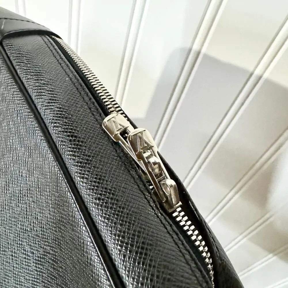 LOUIS VUITTON Authentic Men's Business Bag Briefcase Leather Black Round Zipper